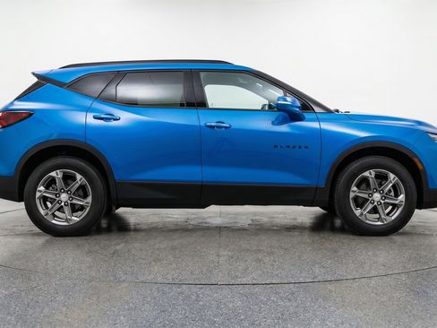 Used 2025 Chevrolet Blazer LT FWD image 11