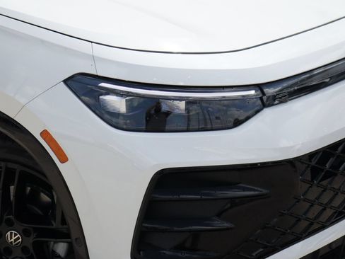 New 2026 Volkswagen Tiguan SE R-Line FWD image 2