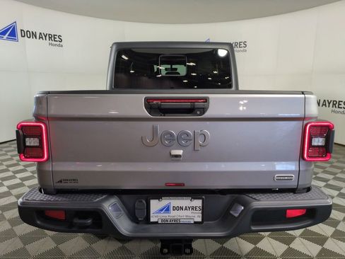 Used 2020 Jeep Gladiator Overland AWD/4WD image 4