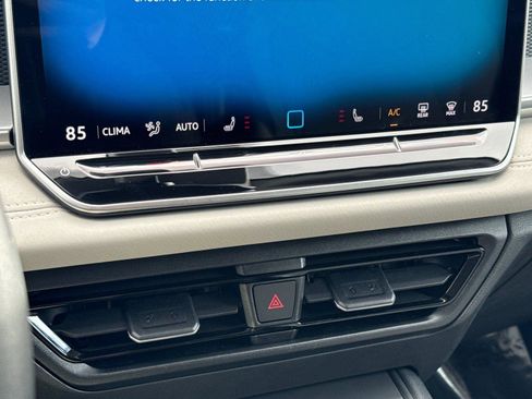 Used 2025 Volkswagen Tiguan SE image 19