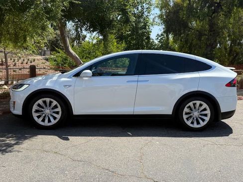 Used 2016 Tesla Model X 90D image 4
