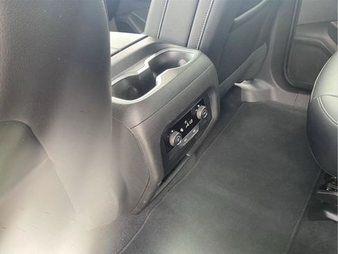 Used 2025 Chevrolet Traverse LT FWD image 23