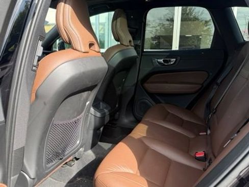 Used 2021 Volvo XC60 T5 Momentum w/ Premium Package AWD/4WD image 4