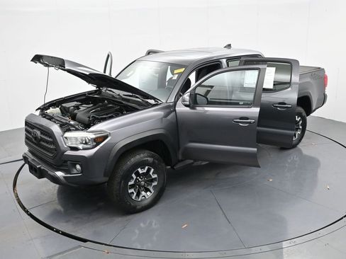 Used 2017 Toyota Tacoma TRD Off-Road image 39
