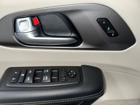 Used 2024 Chrysler Pacifica Touring-L FWD image 8