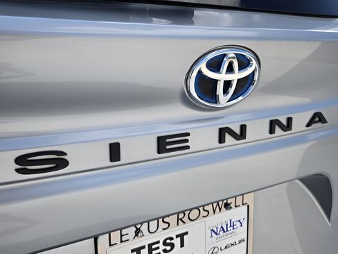 Used 2023 Toyota Sienna XLE w/ XLE Plus Package FWD image 35