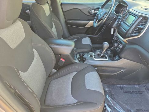 Used 2018 Jeep Cherokee Latitude w/ Cold Weather Group image 18