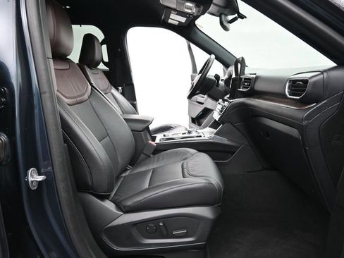 Used 2023 Ford Explorer Platinum w/ Technology Package AWD/4WD image 15