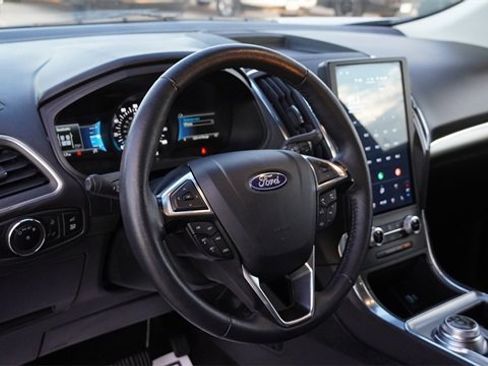 Used 2024 Ford Edge Titanium image 19