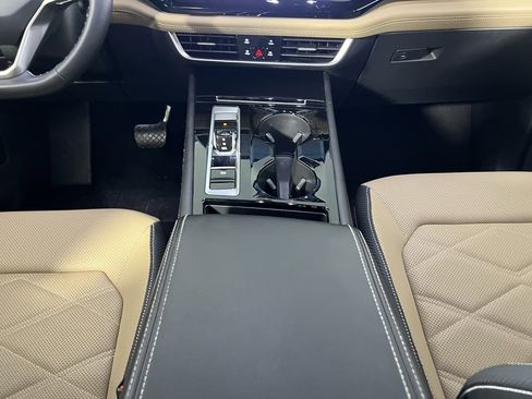 Used 2024 Volkswagen Atlas Cross Sport SE image 17