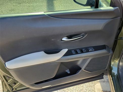 Used 2019 Lexus UX 200 w/ Premium Package image 17