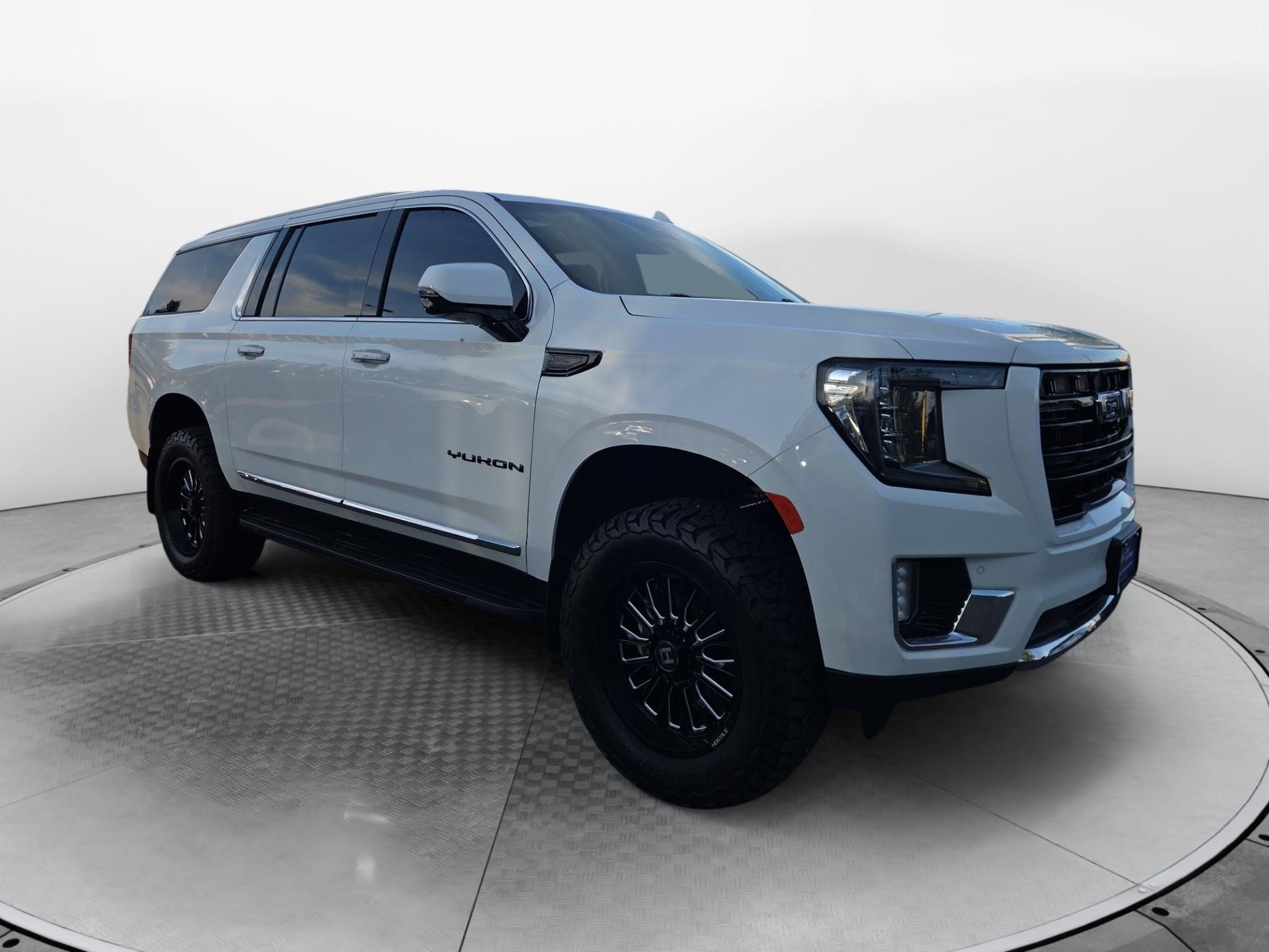 Used 2022 GMC Yukon XL SLT w/ SLT Luxury Package AWD/4WD image 1