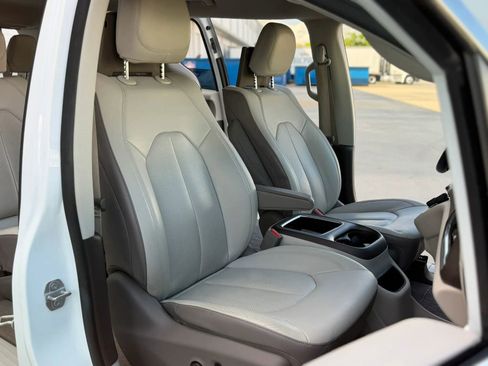 Used 2017 Chrysler Pacifica Touring-L Plus image 28