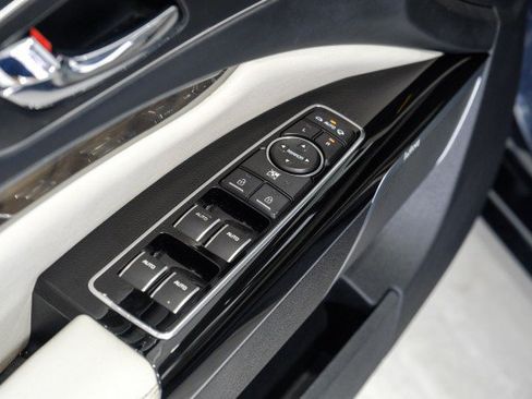Used 2015 Kia K900 Luxury RWD image 53