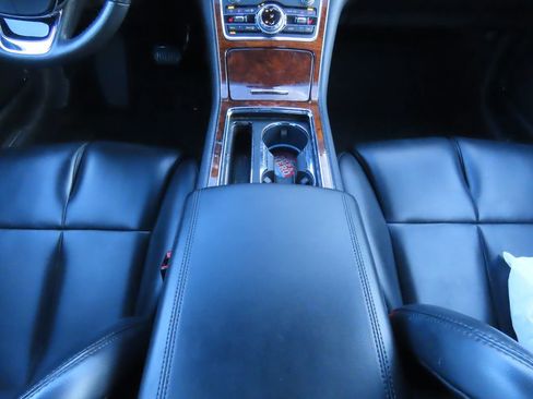 Used 2017 Lincoln Continental Premiere image 9