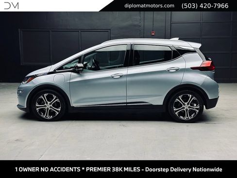 Used 2017 Chevrolet Bolt Premier w/ Driver Confidence II Package FWD image 4