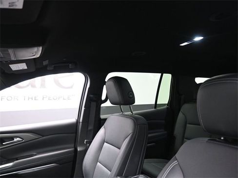 Used 2025 Chevrolet Traverse LT image 17