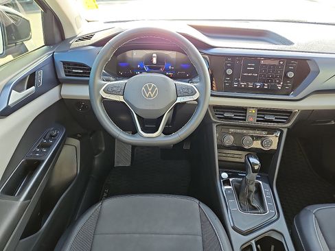 Used 2023 Volkswagen Taos SE w/ Panoramic Sunroof Package image 7