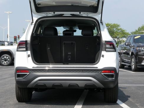 New 2025 Volkswagen Taos SE image 24