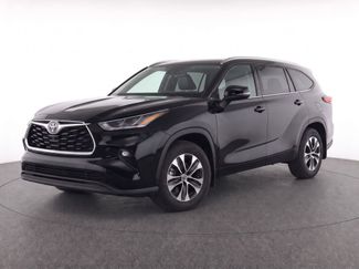 Used 2021 Toyota Highlander XLE AWD/4WD video 1