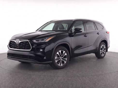 Used 2021 Toyota Highlander XLE AWD/4WD image 1