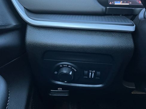 Used 2025 Jeep Grand Cherokee Laredo X image 20