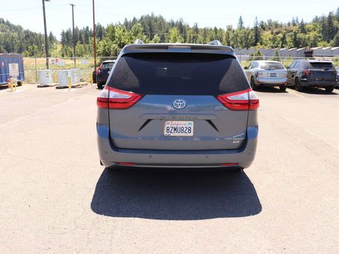 Used 2015 Toyota Sienna XLE w/ XLE Navigation Package FWD image 6