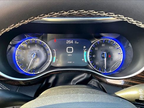 Used 2024 Chrysler Pacifica Limited image 19