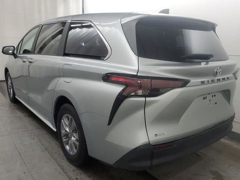 Used 2025 Toyota Sienna LE image 2