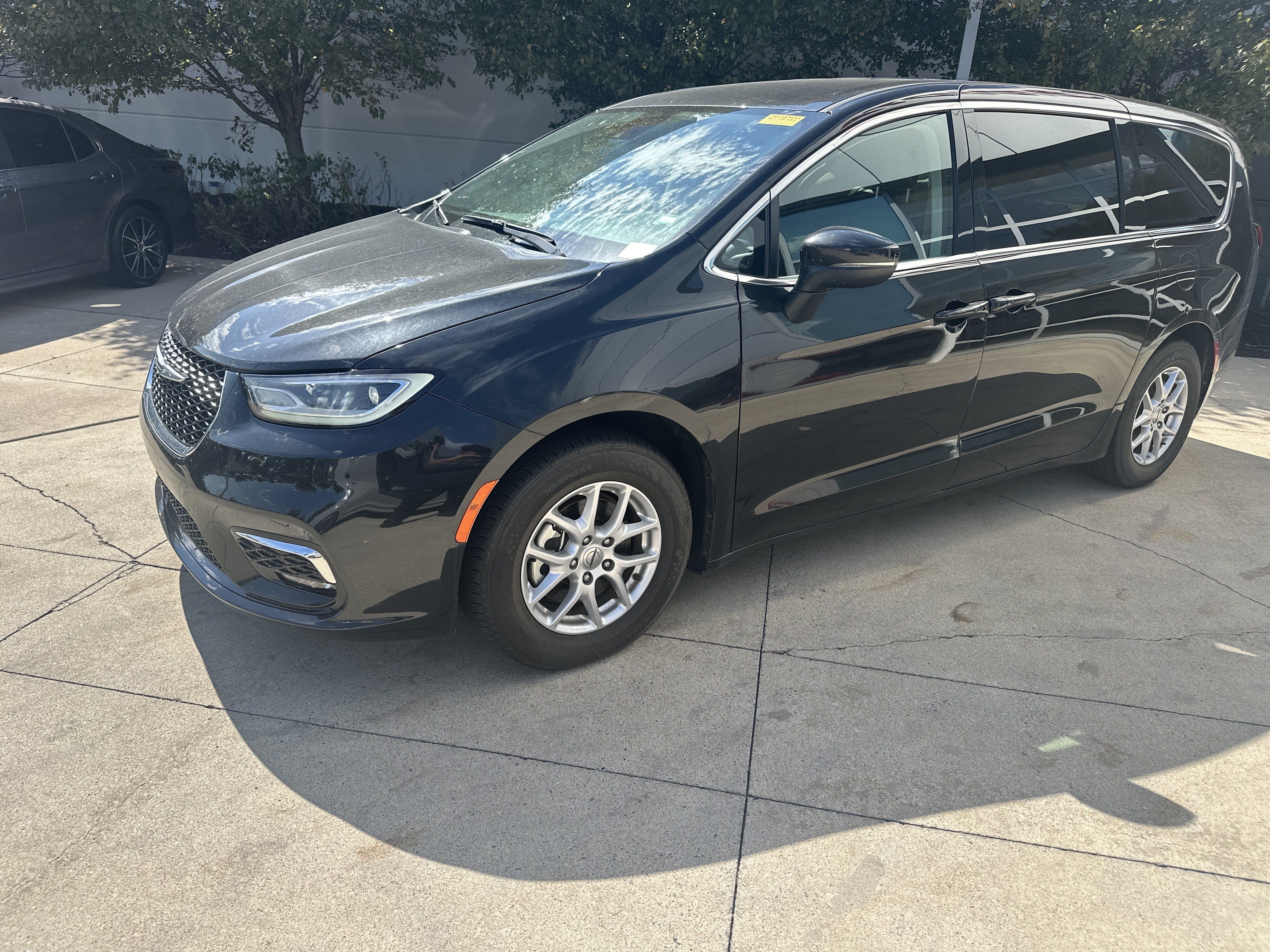 Used 2023 Chrysler Pacifica Touring-L FWD image 3