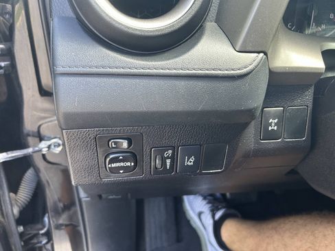 Used 2017 Toyota RAV4 LE AWD/4WD image 27