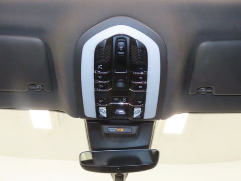 Certified 2024 Porsche Macan AWD/4WD image 32