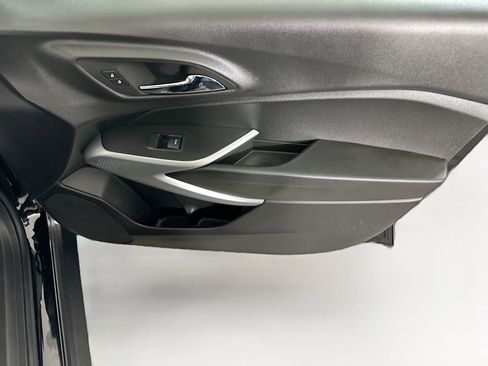 Used 2025 Chevrolet Trax RS w/ Sunroof Package image 31