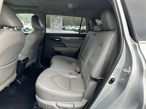 Used 2021 Toyota Highlander Limited image 14