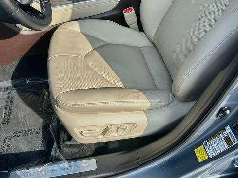 Used 2020 Toyota Highlander Limited FWD image 20