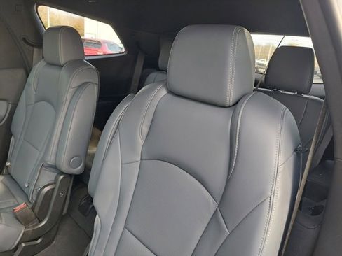 Used 2023 Buick Enclave Essence image 27