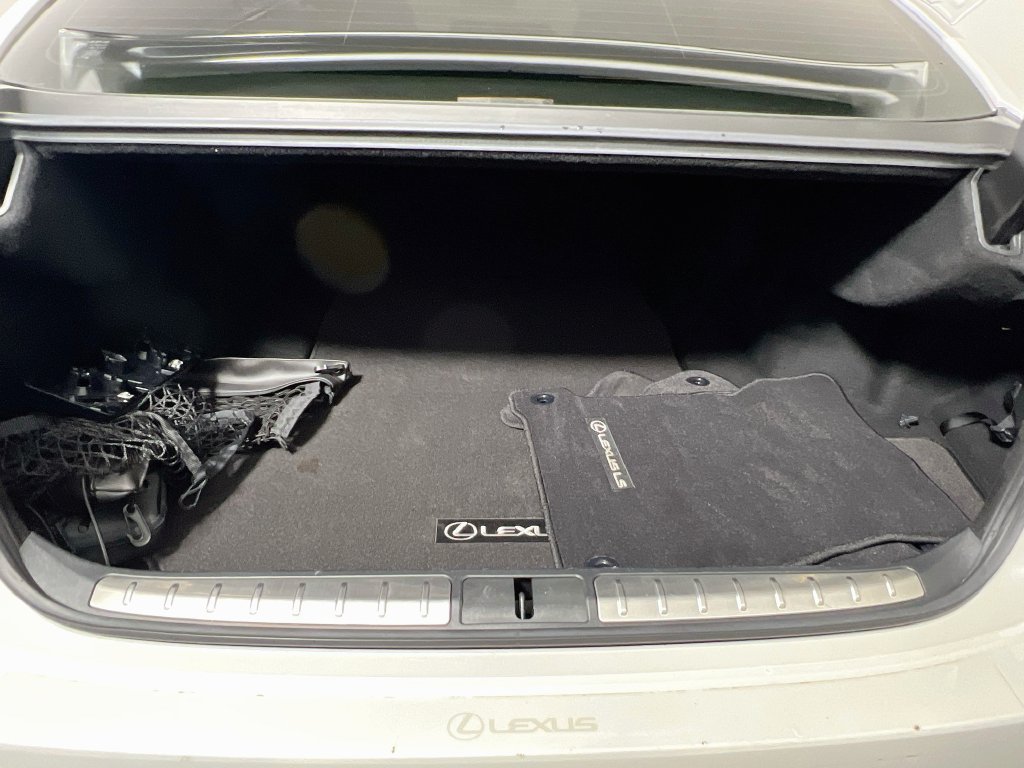 Used 2023 Lexus LS 500 w/ Accessory Package (Z2) RWD image 31