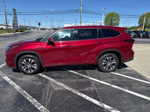 Used 2021 Toyota Highlander XLE AWD/4WD image 7