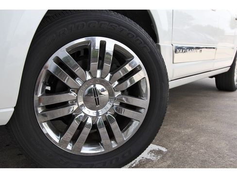 Used 2010 Lincoln Navigator L 2WD image 29
