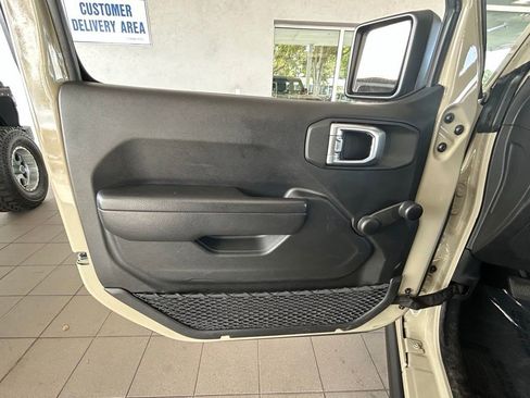 Used 2022 Jeep Gladiator Sport image 17