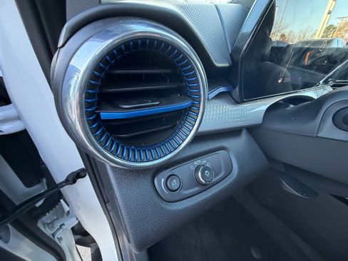 Certified 2025 Chevrolet Trax LT w/ LT Convenience Package image 9