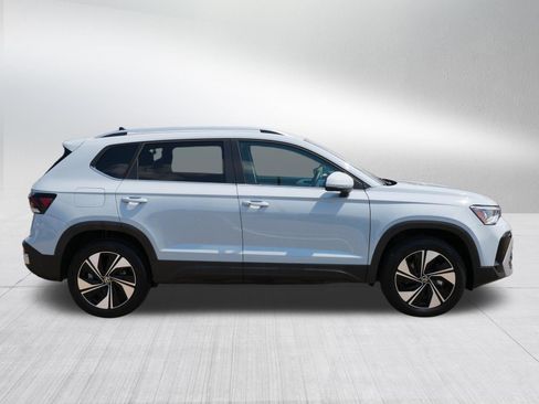 Used 2025 Volkswagen Taos SE w/ Panoramic Sunroof Package AWD/4WD image 8