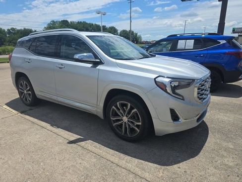 Used 2020 GMC Terrain Denali w/ Denali Premium Package FWD image 4
