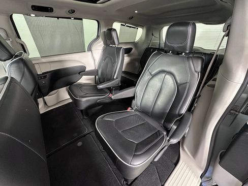 Used 2024 Chrysler Pacifica Limited FWD image 30