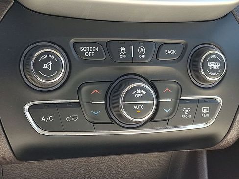 Used 2017 Jeep Cherokee Overland w/ Technology Group AWD/4WD image 17