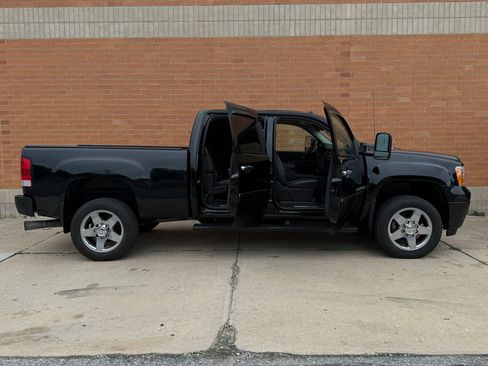Used 2013 GMC Sierra 2500 Denali w/ Suspension Package, Off-Road AWD/4WD image 10