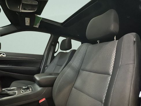 Used 2019 Jeep Grand Cherokee Laredo image 9