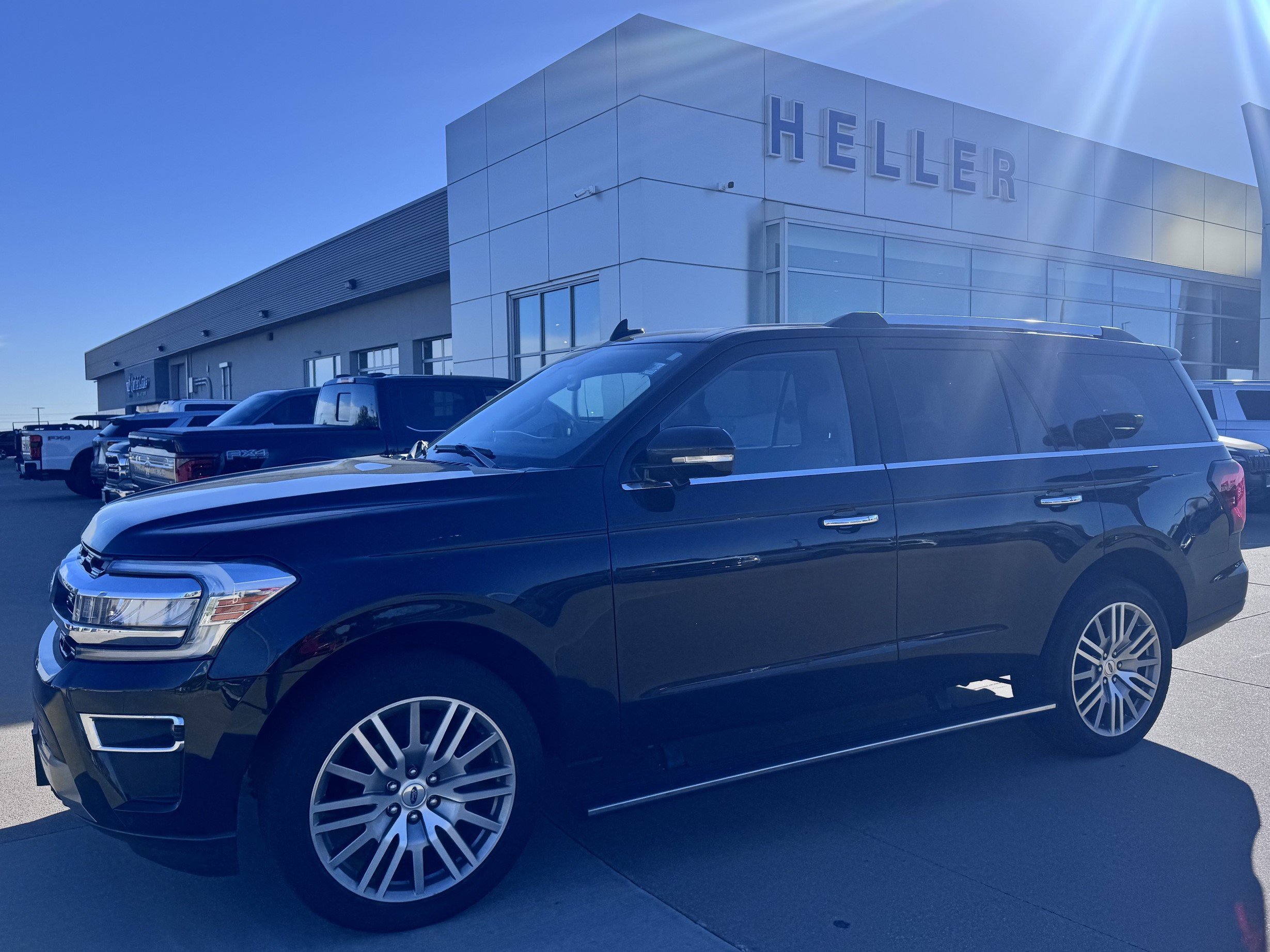 Used 2023 Ford Expedition Limited AWD/4WD image 3