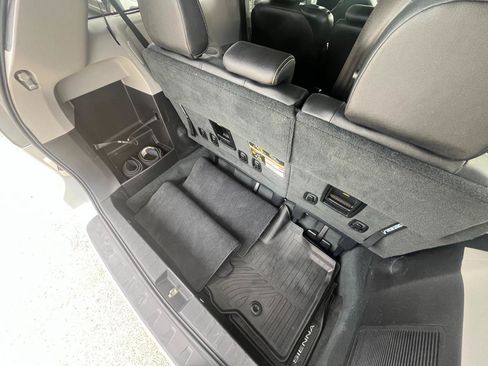 Used 2019 Toyota Sienna SE w/ SE Preferred Package FWD image 19
