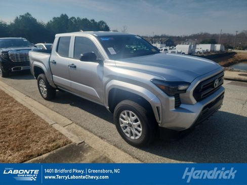 Used 2025 Toyota Tacoma SR image 1